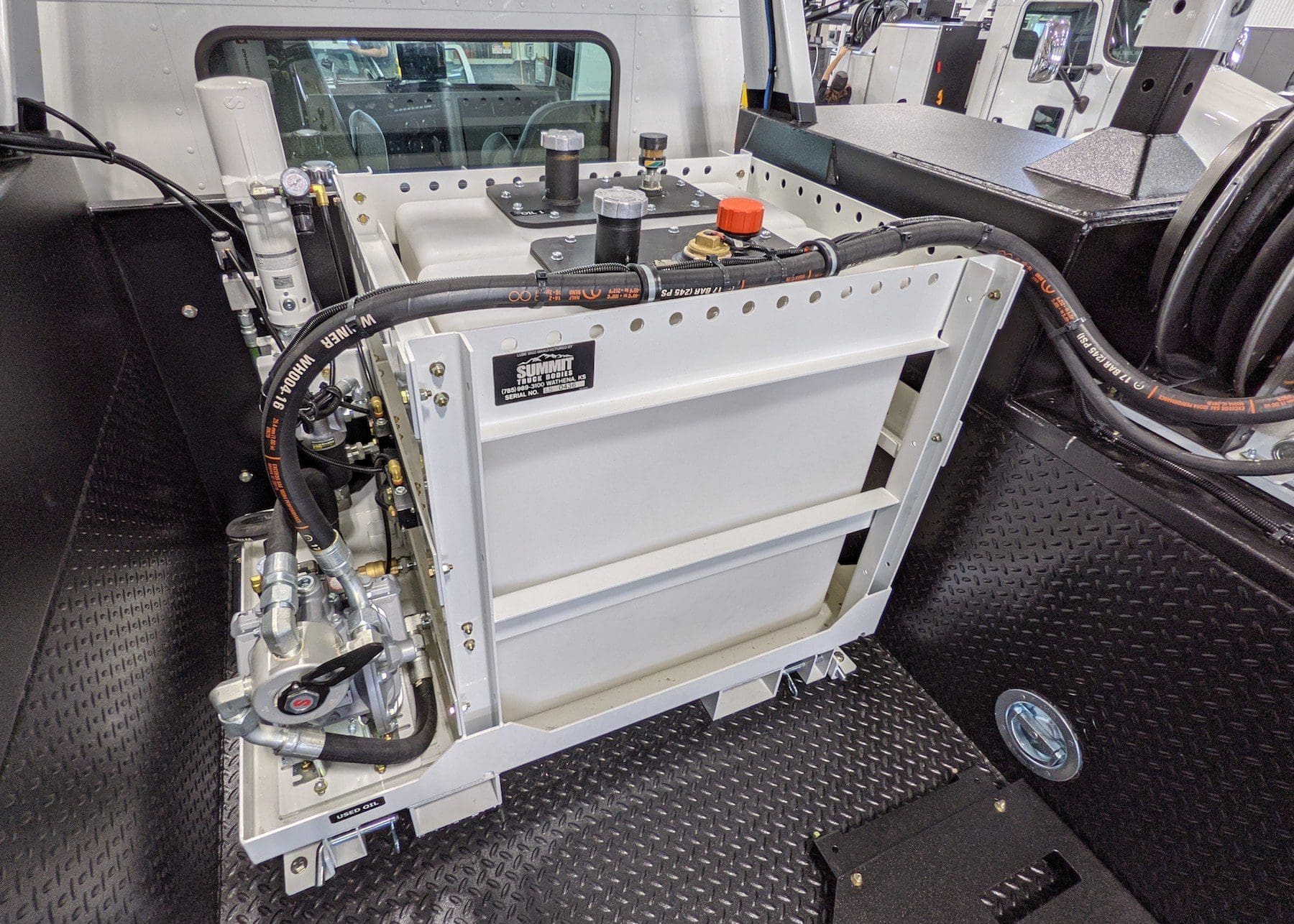 40/40 lube skid with poly tanks